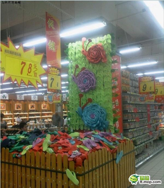 Illustration for article titled Chinese Store Displays Are the Best